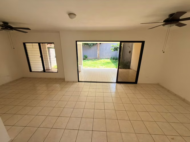SE VENDE CASA RESIDENCIAL MIRAMAR, de 2 plantas, cochera 2 vehículos - Imagen 3