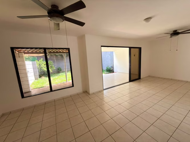 SE VENDE CASA RESIDENCIAL MIRAMAR, de 2 plantas, cochera 2 vehículos - Imagen 9