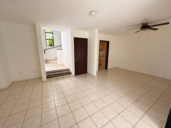 SE ALQUILA CASA MIRAMAR, de 2 plantas, tiene 300 v2 de terreno y 160 mts2 - Imagen 3