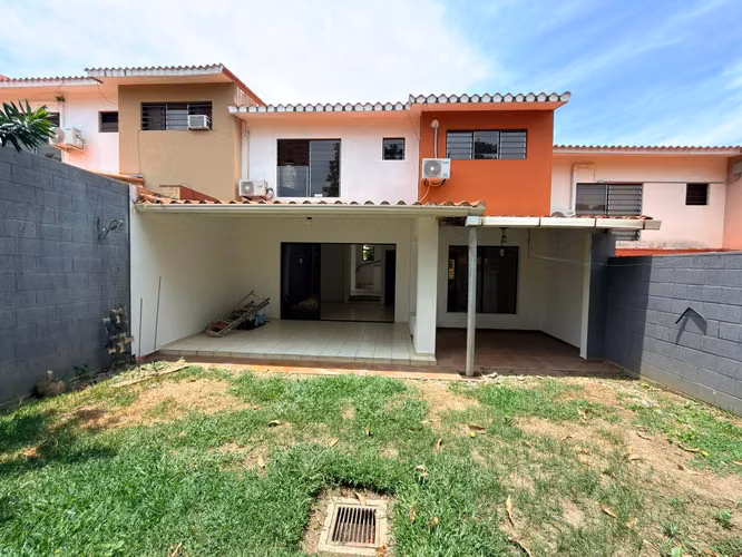 SE ALQUILA CASA MIRAMAR, de 2 plantas, tiene 300 v2 de terreno y 160 mts2