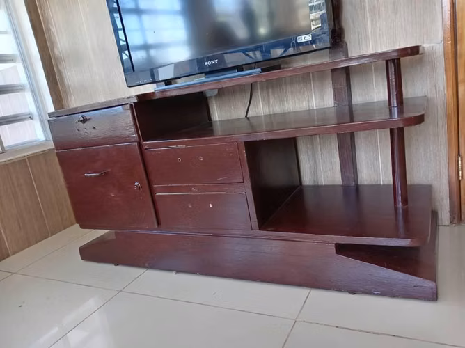 Mesa para pantalla TV de madera cedro  $75 - Imagen 4