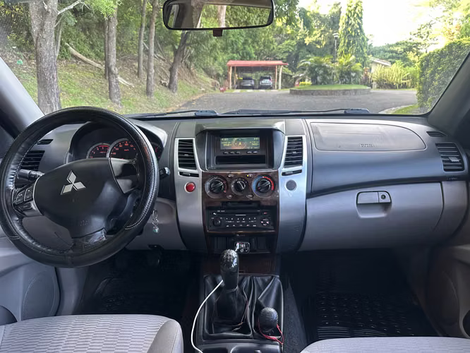 Mitsubishi Nativa EX 2010