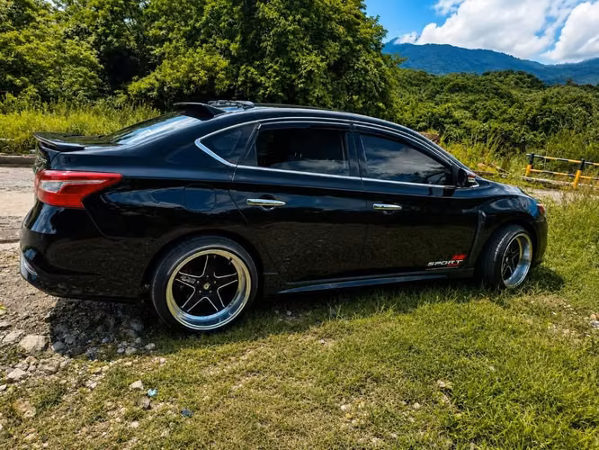 Vendo o cambio con ribete a mi favor Nissan Sentra sr turbo 2017 - Imagen 2
