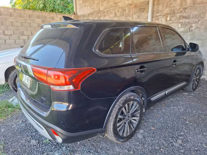 Mitsubishi Outlander 2019 tres filas de asientos