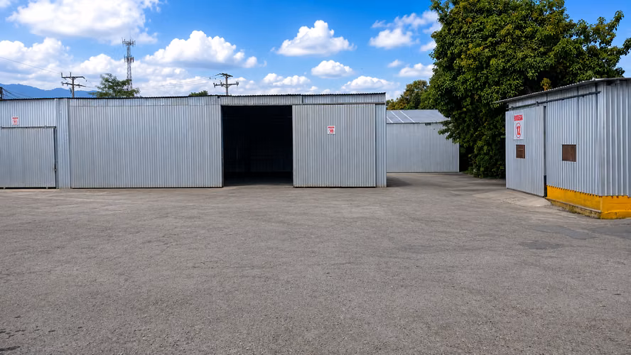 Lourdes, bodega en alquiler, 200 m2.