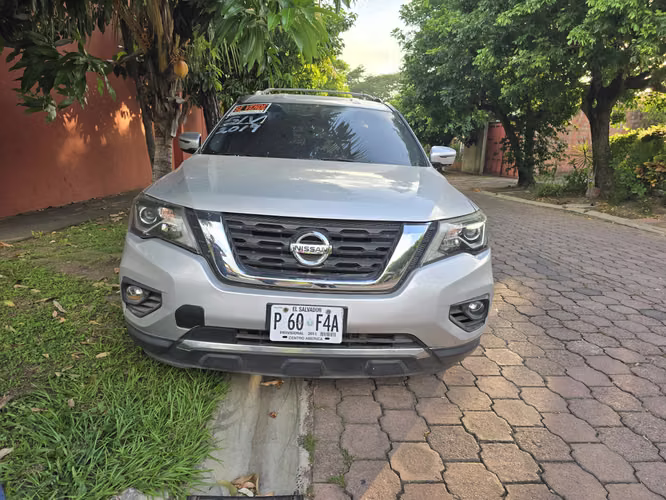 Se vende Nissan Pathfinder S 2019