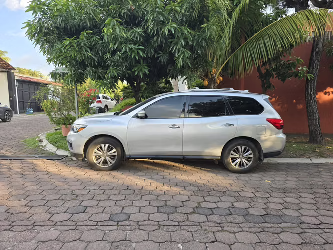 Se vende Nissan Pathfinder S 2019