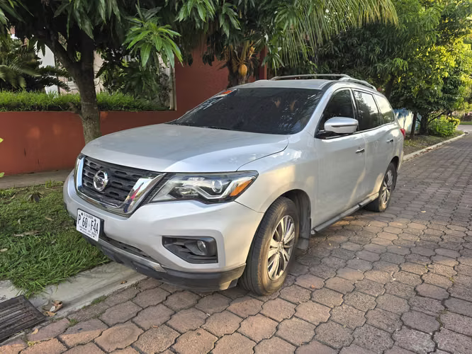 Se vende Nissan Pathfinder S 2019