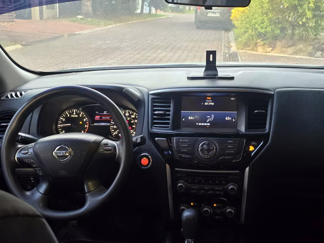 Se vende Nissan Pathfinder S 2019