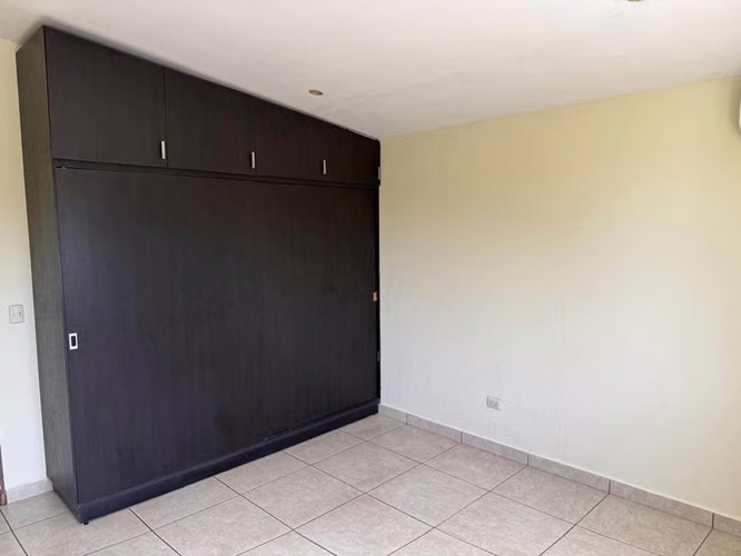 Venta de Casa bonita y amplia en Colonia San Francisco, San Salvador - Imagen 4