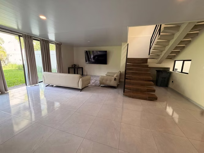 CASA MODERNA COMO NUEVA, TOTALMENTE AMUEBLADA EN VENTA – COLONIA ESCALÓN - Imagen 8