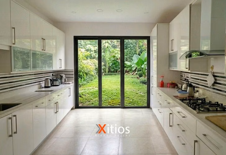 Preciosa casa de un nivel en Residencial Los Sueños!