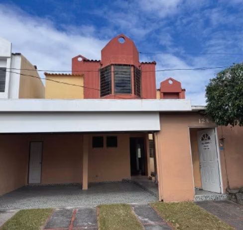 House for sale in Arcos de Santa Elena – Corner residence with ample parking