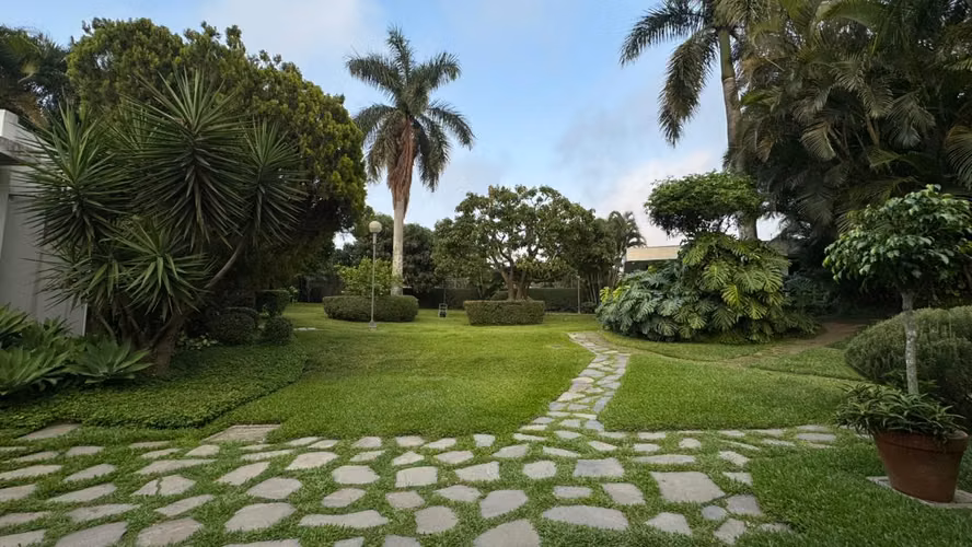 Residencia Exclusiva de Una Planta con Amplios Espacios y 5 Suites