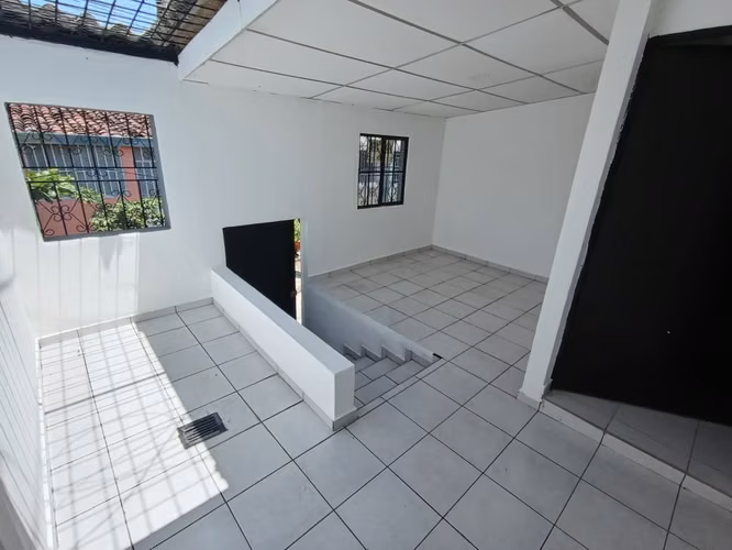 IVU SANTA ANA, ZONA DE LOS 44, VENDO CASA REMODELADA DE PASAJE Y MUY ACCESIBLE - Imagen 12