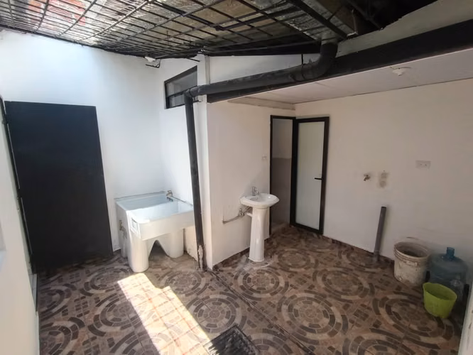 IVU SANTA ANA, ZONA DE LOS 44, VENDO CASA REMODELADA DE PASAJE Y MUY ACCESIBLE - Imagen 2