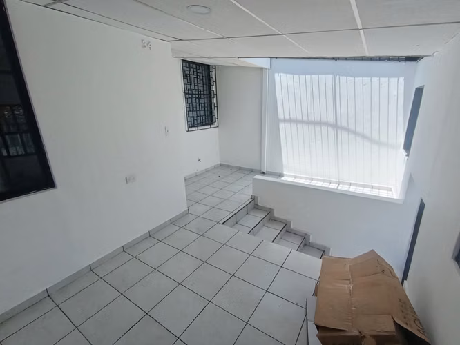 IVU SANTA ANA, ZONA DE LOS 44, VENDO CASA REMODELADA DE PASAJE Y MUY ACCESIBLE - Imagen 9