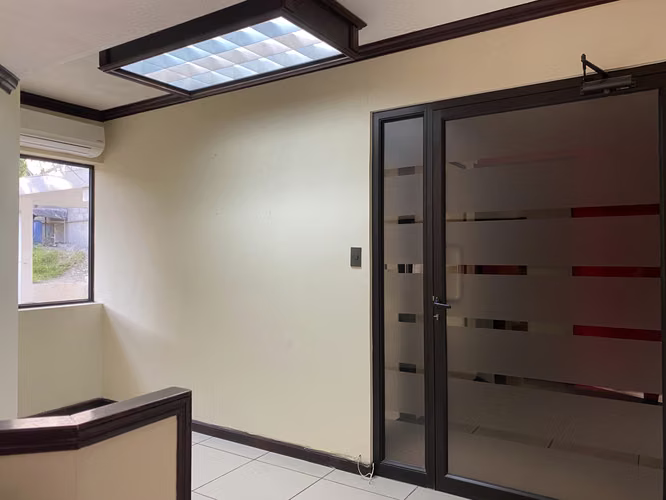 ALQUILER EDIFICIO PARA OFICINAS Y NEGOCIOS COLONIA ESCALON - Imagen 4