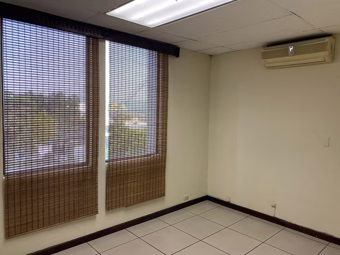 ALQUILER EDIFICIO PARA OFICINAS Y NEGOCIOS COLONIA ESCALON - Imagen 8
