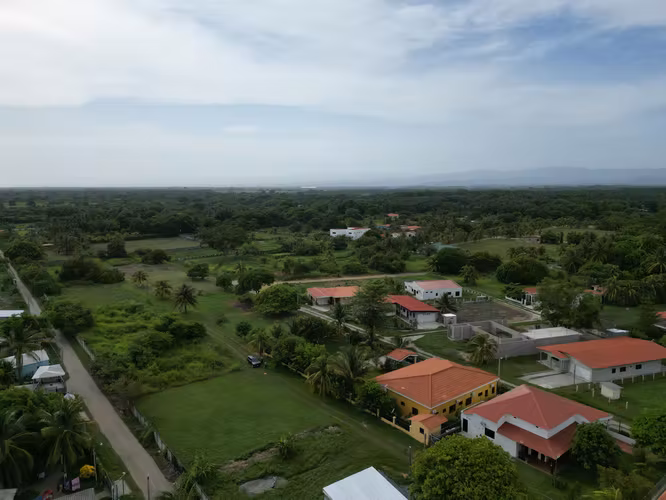 Terreno Plano en Complejo Privado Camino a Costa del Sol