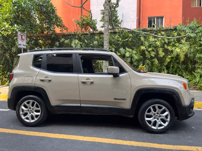 ¡SE VENDE! Jeep Renegade 2015 4x4  Precio Neg. - Imagen 6