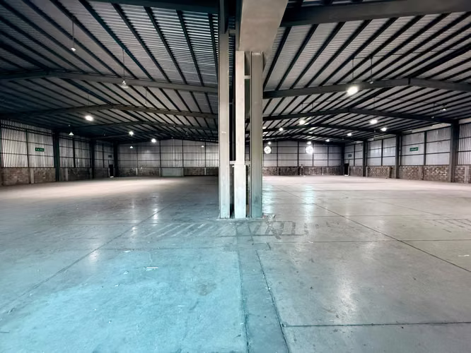 Bodega Industrial REMODELADA en ALQUILER en Intercomplex