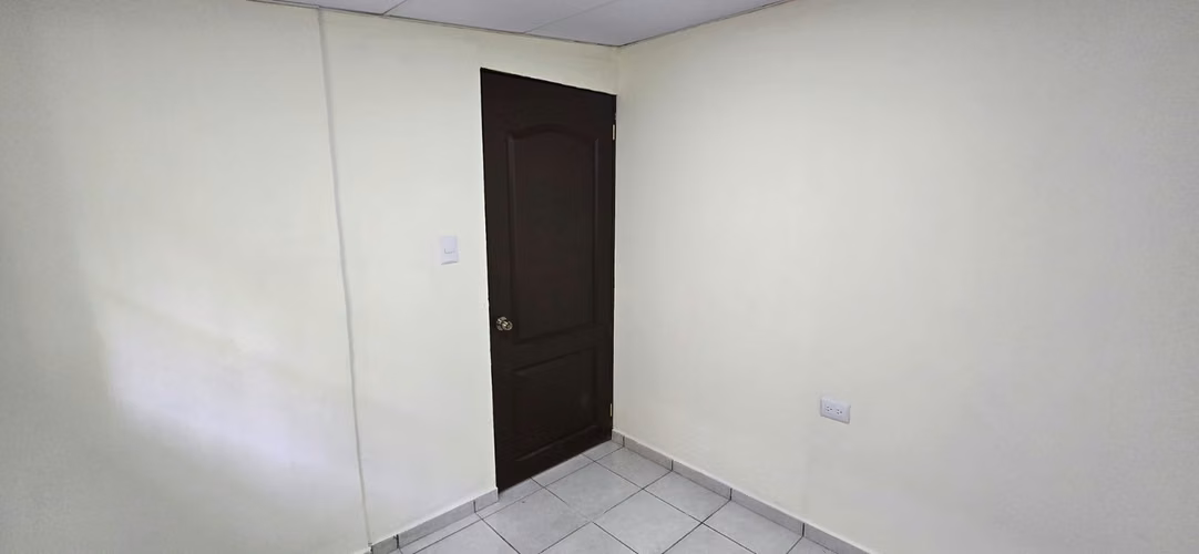 VENDO CASA REMODELADA -EN LA SANTISIMA TRINIDAD DE 3 HABITACIONES (Pasaje Peatonal) - Imagen 4