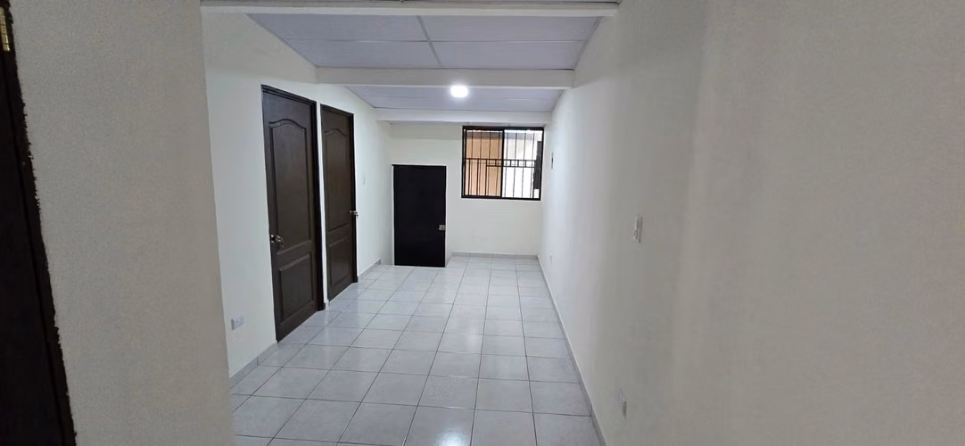 VENDO CASA REMODELADA -EN LA SANTISIMA TRINIDAD DE 3 HABITACIONES (Pasaje Peatonal)