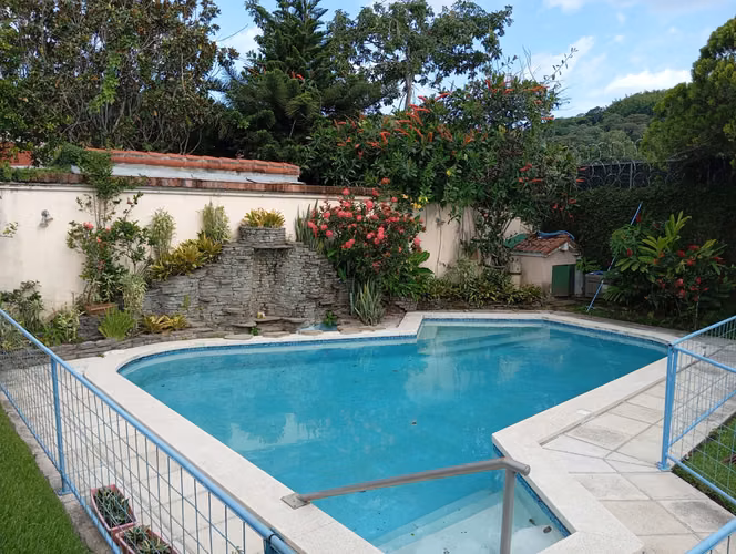 Casa ideal para OFICINAS (Cumbres de Cuscatlan) - Imagen 1