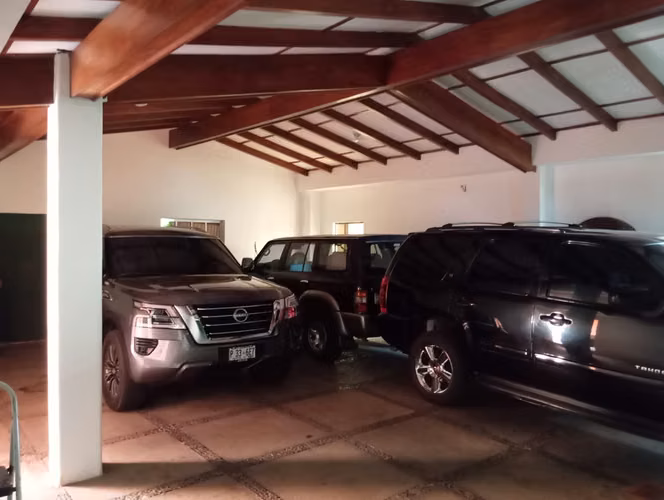 Casa ideal para OFICINAS (Cumbres de Cuscatlan) - Imagen 2