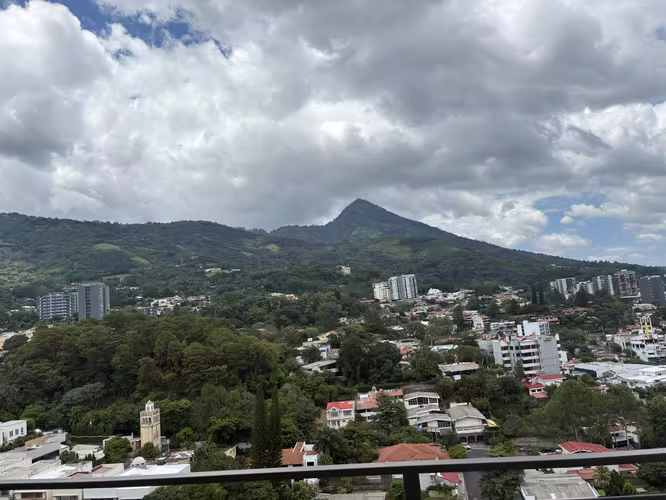 ALQUILER DE APTO EN CONDOMINIO 105, Escalón