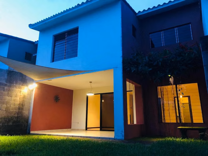 SE ALQUILA CASA MIRAMAR, de 2 plantas, tiene 300 v2 de terreno y 160 mts2