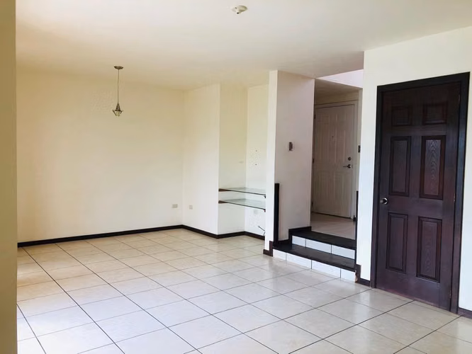 SE ALQUILA CASA MIRAMAR, de 2 plantas, tiene 300 v2 de terreno y 160 mts2 - Imagen 2
