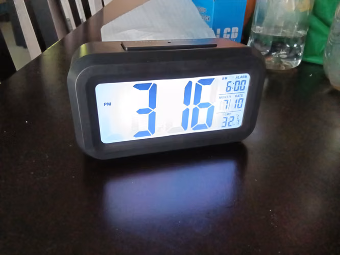 Reloj con sensor de luz