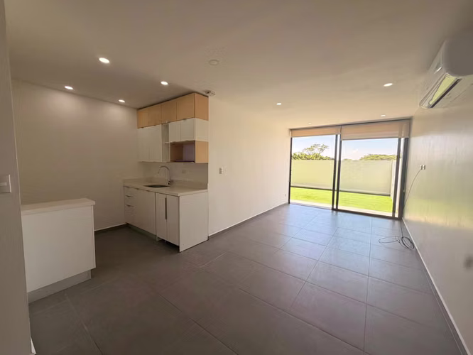 SE ALQUILA APARTAMENTO TORRE TRIU ESCALON, de primer nivel con jardín
