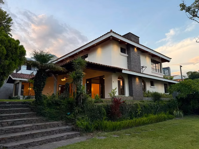 SE VENDE CASA CUMBRES DE CUSCATLÁN, PRIVADO, 643 v2 de terreno, 440m2