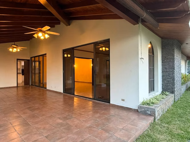 SE VENDE CASA CUMBRES DE CUSCATLÁN, PRIVADO, 643 v2 de terreno, 440m2