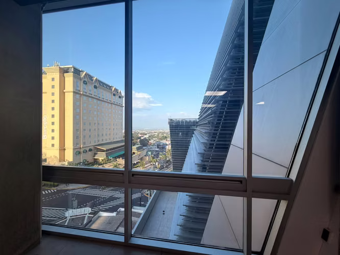 SE ALQUILA OFICINA INSIGNE SAN BENITO, CON BONITA VISTA, tiene 2 Parqueos