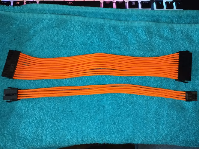 POR SI A ALGUIEN LE INTEREZAN TENGO ESTAS 2 EXTENCIONES PARA FUENTE DE PC  marca TKC $10 LAS 2 c0mpatibles con cualquier fuente