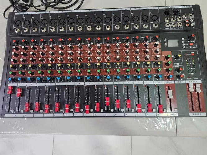 Equipo de Sonido Pro: Consola 16 Canales + Micrófono Inalámbrico AKG - Imagen 2