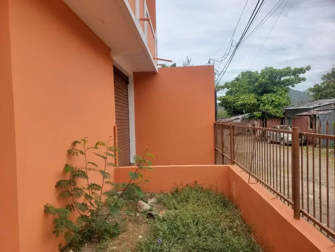 # SE VENDE CASA EN LA ENTRADA A FRANCISCO GOTERA. - Imagen 1