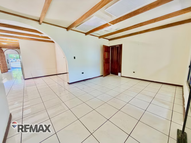 EXCLUSIVA RESIDENCIA, CUMBRES DE LA ESMERALDA-ANTIGUO CUSCATLÁN - Imagen 2