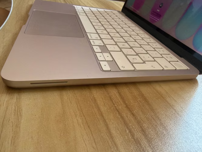 MacBook Neo 13” color Rosa, con Chip A18 Pro, 8 GB de memoria y 256 GB SSD.