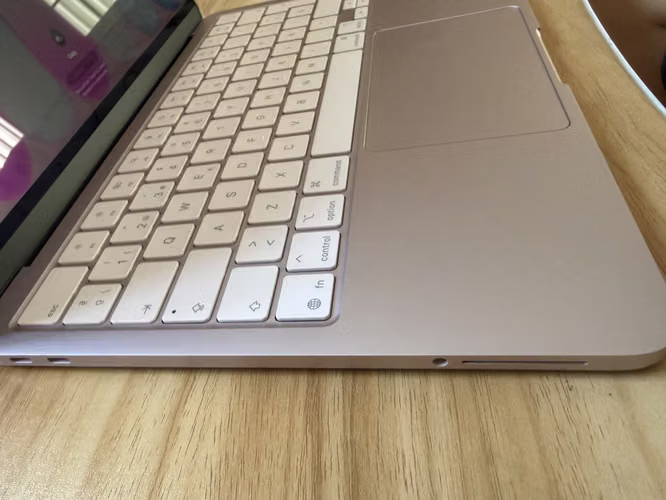 MacBook Neo 13” color Rosa, con Chip A18 Pro, 8 GB de memoria y 256 GB SSD.