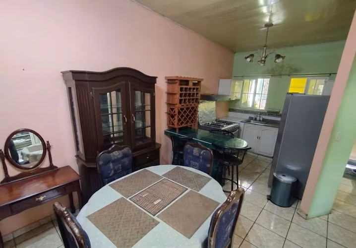 Venta de casa en Ciudad Versalles, sobre entrada principal - Imagen 1