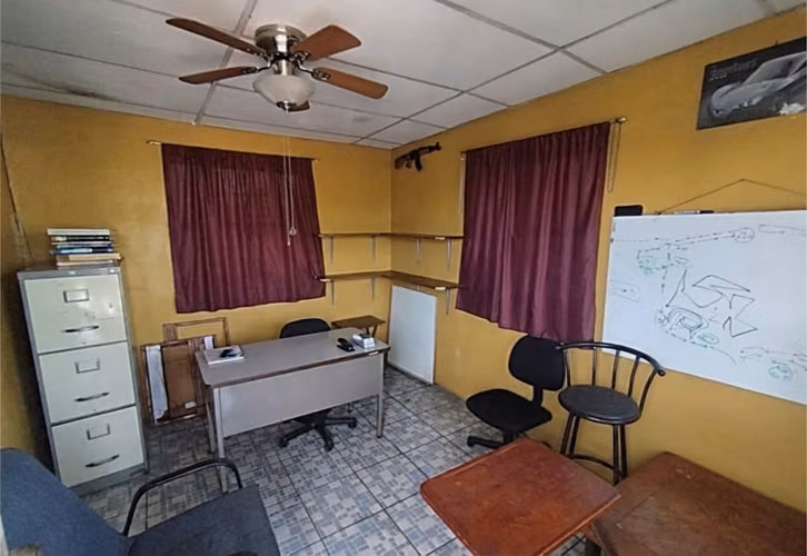 Venta de casa en Ciudad Versalles, sobre entrada principal - Imagen 4
