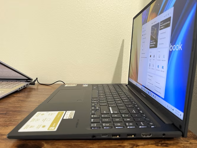Asus Vivobook 16 de 16" (i7-1355U, 16 GB, 512 GB, Win 11)