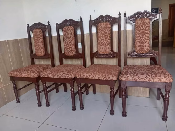 Oferta $129.00 4 sillas de Comedor