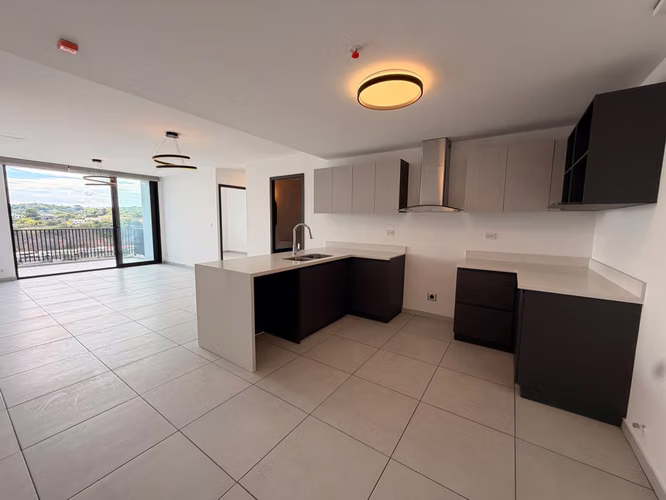 SE ALQUILA APARTAMENTO ALTURAS DEL BOSQUE, CON LÍNEA BLANCA, 129 m2