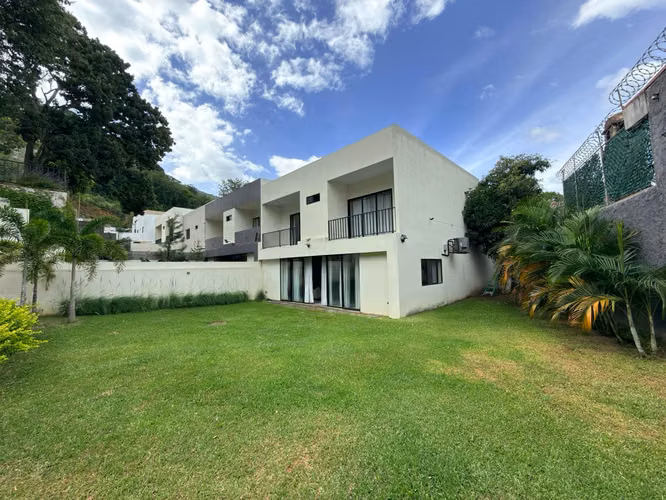 SE VENDE CASA ESCALON MODERNA COMO NUEVA, TOTALMENTE AMUEBLADA